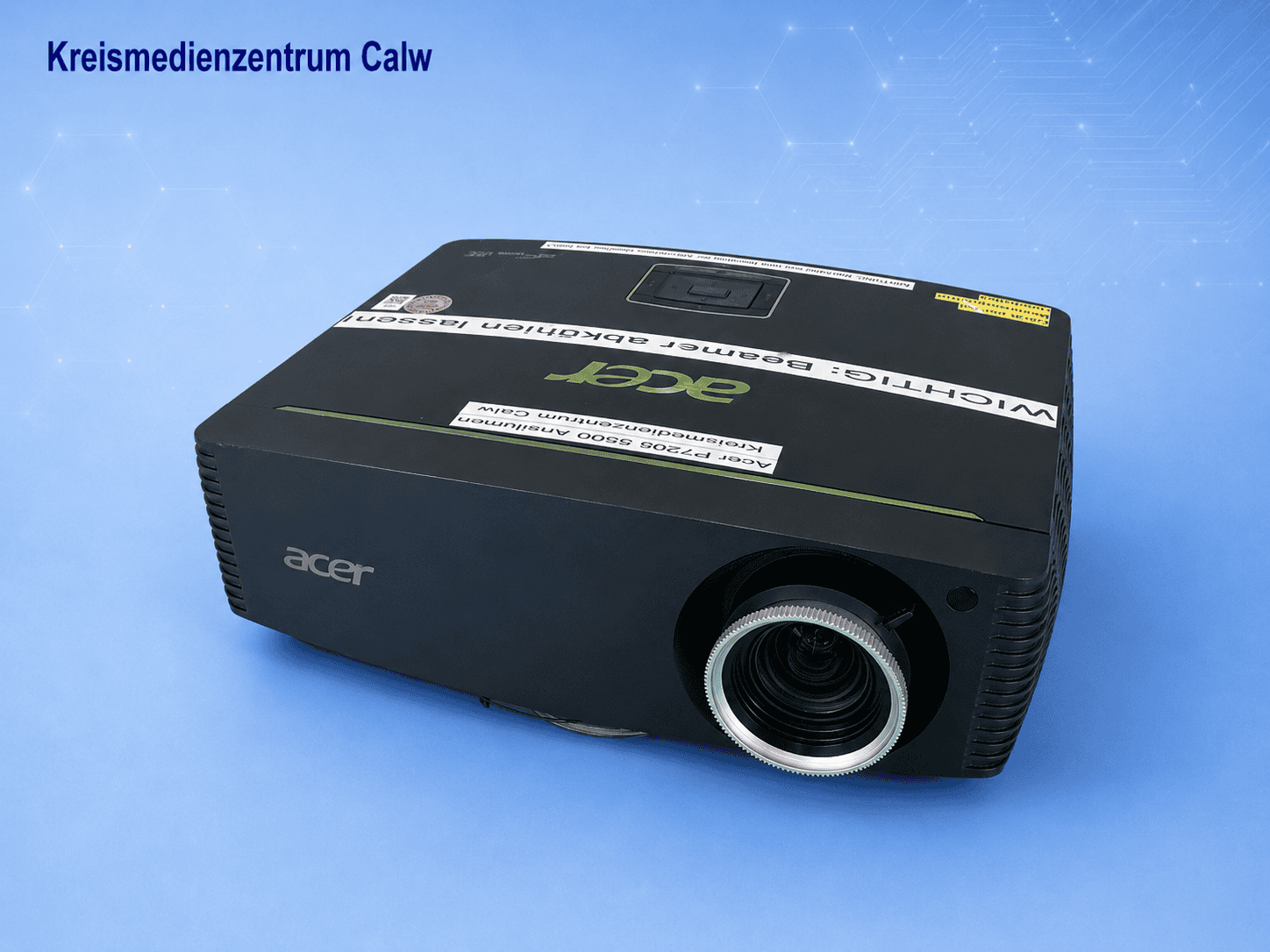 Acer Beamer P7205 mit 5500 ANSI Lumen für Präsentationen.