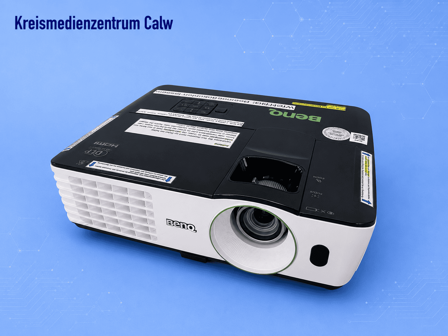 Benq Beamer TH681 mit 3000 ANSI Lumen auf blauer Oberfläche.