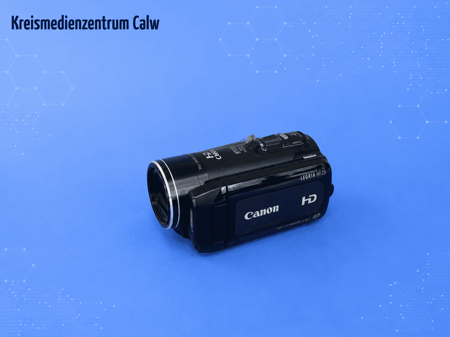Canon Camcorder LEGRIA HF 20 auf blauem Hintergrund mit Hexagon-Muster.