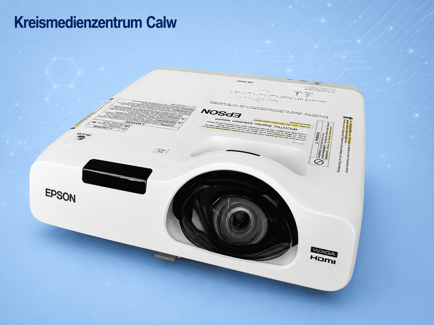 Epson Kurzdistanz Beamer EB 535W auf blauer Hintergrund, Nahaufnahme.