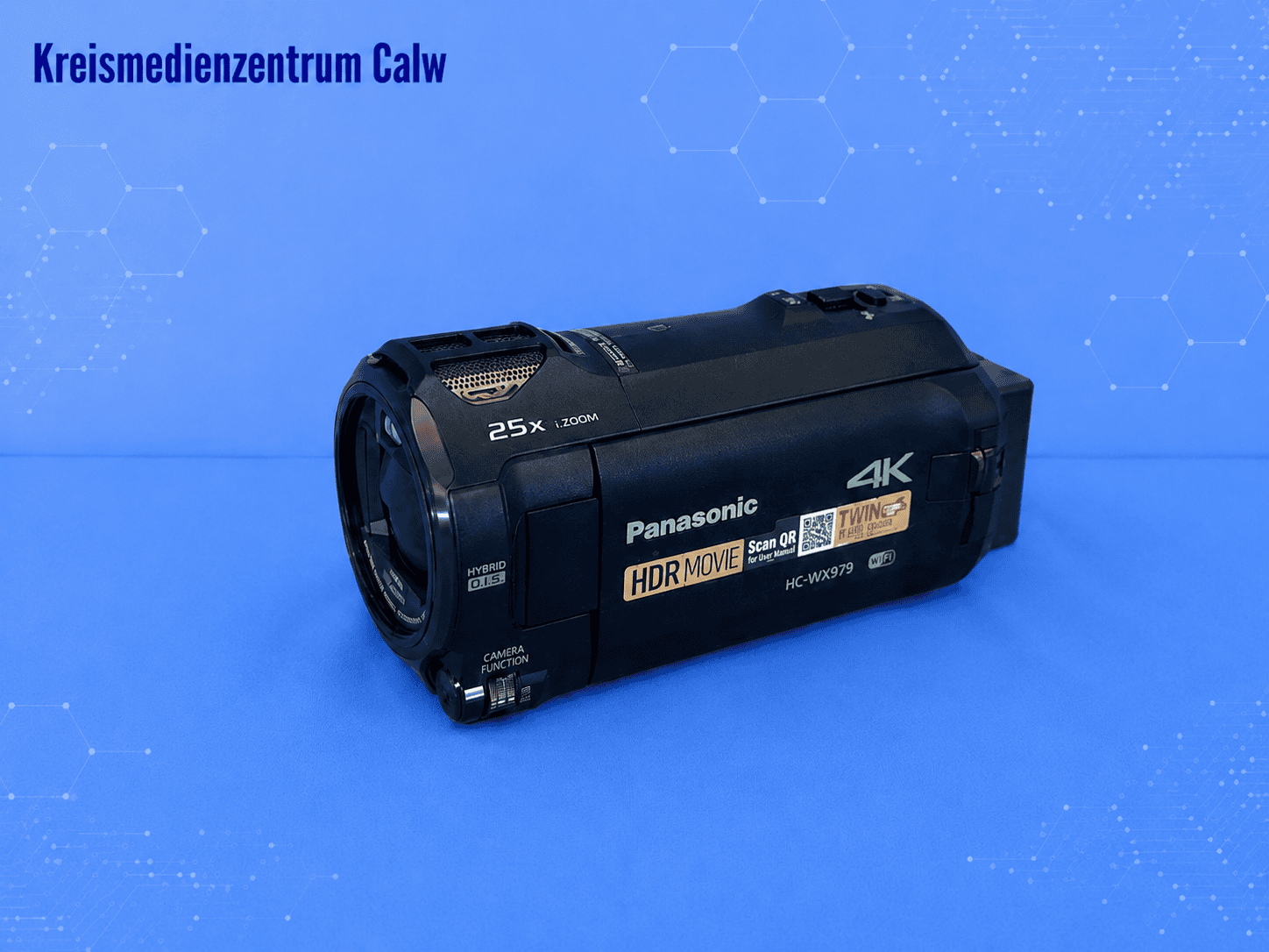 Panasonic 4K Ultra-HD-Camcorder HC-WX 979 vor blauem Hintergrund.