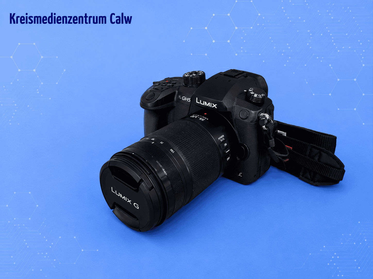 Panasonic Lumix DC-GH5 Kamera auf blauer Hintergrund mit Hexagon-Muster.
