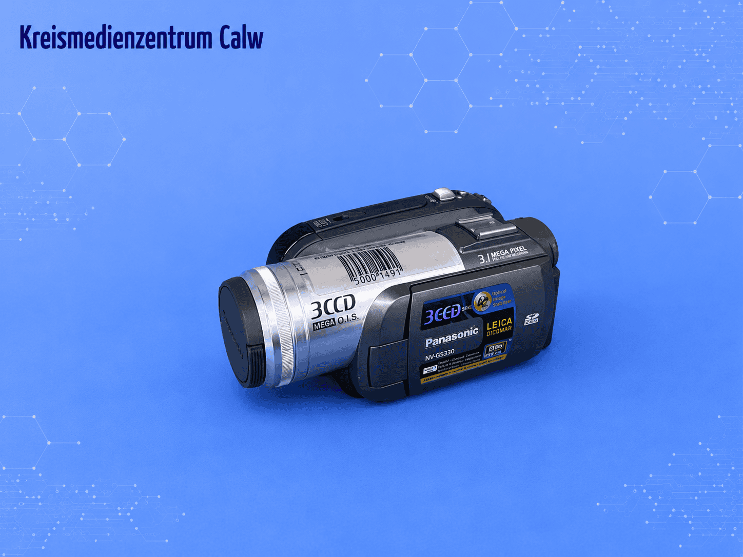 Panasonic Camcorder NV-GS-330 vor blauem Hintergrund mit Hexagon-Muster.