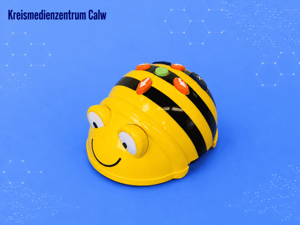 Biene-Bot Lernroboter mit Smile-Gesicht und Sensoren auf blauer Oberfläche.