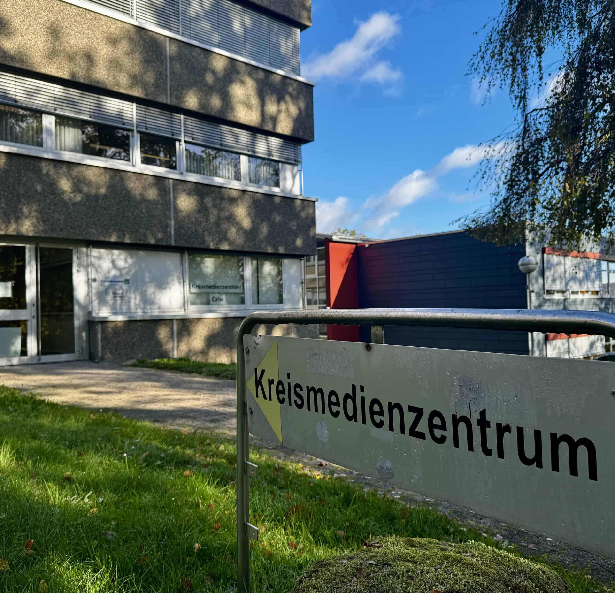 Außenansicht des Kreismedienzentrums Calw mit Beschilderung.