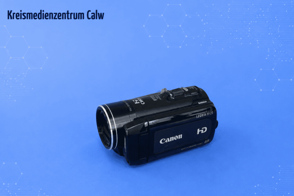 Canon Camcorder LEGRIA HF 20 auf blauem Hintergrund mit Hexagon-Muster.