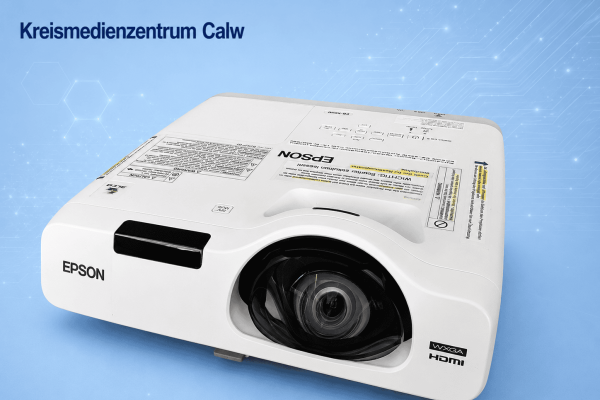 Epson Kurzdistanz Beamer EB 535W auf blauer Hintergrund, Nahaufnahme.