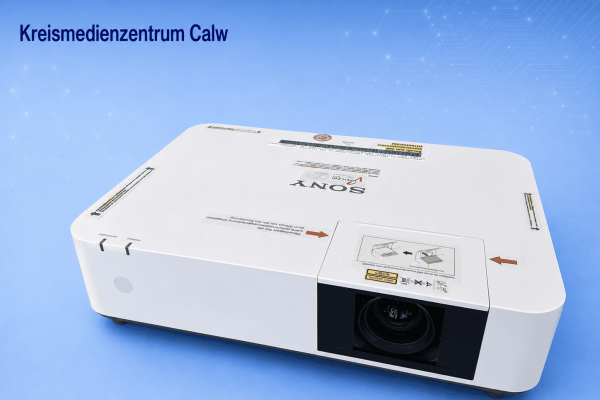 Laserprojektor Sony VPL-PHZ10 mit 5000 ANSI Lumen auf blauer Hintergrund.