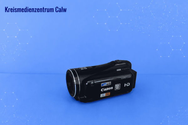 Canon Camcorder LEGRIA HF M41 vor blauem Hintergrund mit Hexagon-Muster.