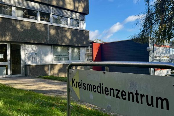 Außenansicht des Kreismedienzentrums Calw mit Beschilderung.